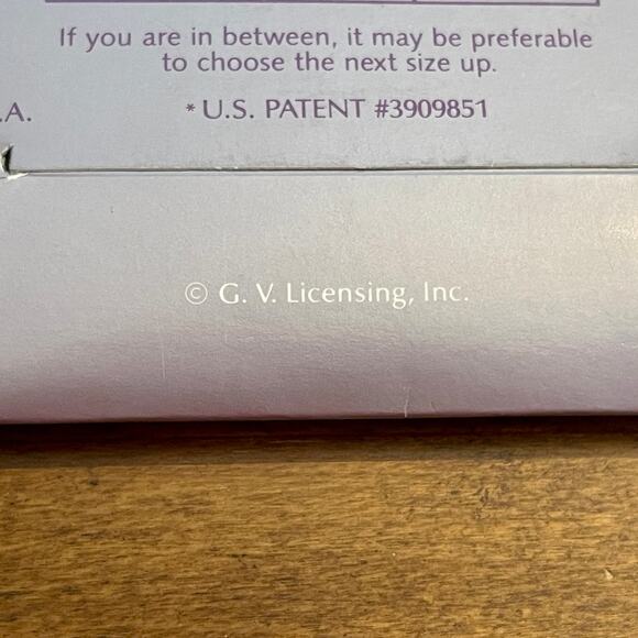 Gloria Vanderbilt Daysheer  Sandalfoot Pantyhose Size:  D, Color:   Taupe C-13 - Picture 10 of 12